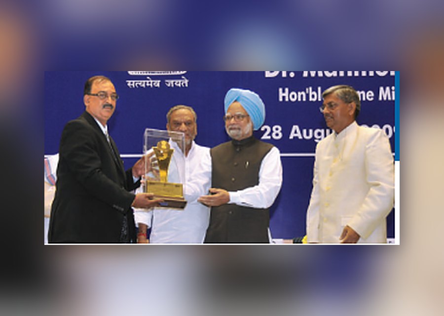 Belz receiving the MSME National Award from Prime Minister Dr. Manmohan Singh