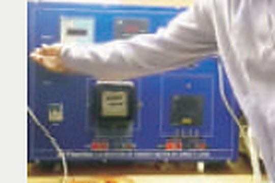 Energy meters under test on a power calibration bench
